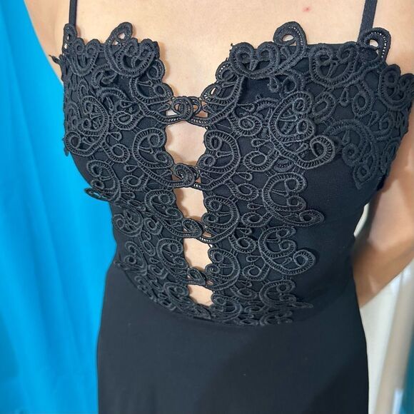 C19- Miss Selfridge black little dress with lace accent in the front - Picture 4 of 5